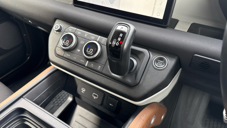 Land Rover Defender 90 Diesel 3.0 D200 Hard Top Auto